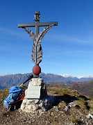 66 Sulla Croce due penne di alpino ...